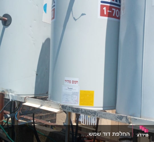 דודי שמש עם צינורות וחיבורים על גג